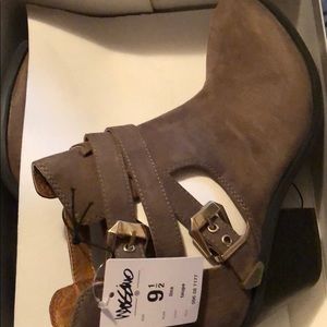 New ankle booties size 9.5 with cutouts